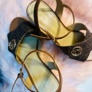 ♥️ MICHAEL KORS: “Hannah Signature Logo Wedge Sandals”♥️
